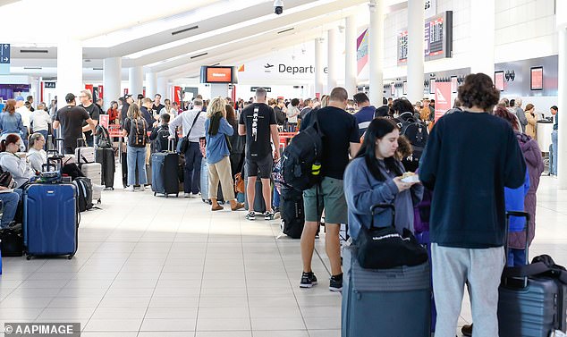 Siapapun yang berada di terminal Bandara Perth pada Minggu dini hari juga harus waspada