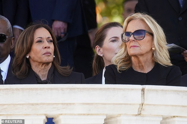 Wakil Presiden Kamala Harris (kiri) duduk di samping Dr. Jill Biden (kanan) selama upacara tahunan Hari Veteran di Pemakaman Nasional Arlington, enam hari setelah kalah dalam pemilu. Sumber Wall Street Journal menyebutkan bahwa hubungan tersebut lebih 'dingin' di balik layar