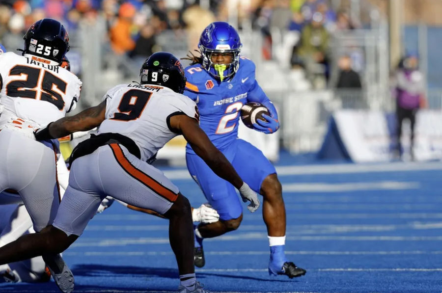 29 November 2024; Boise, Idaho, AS; Boise State Broncos melakukan tendangan Ashton Janty (2) pada kuarter pertama melawan Oregon State Beavers di Stadion Albertsons. Kredit Wajib: Gambar Brian Lossness-Imagne