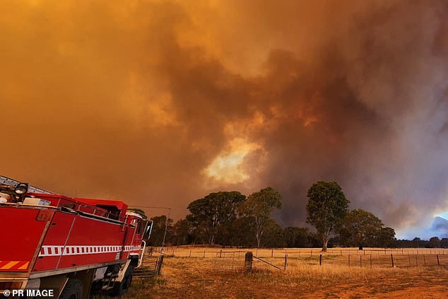 Kebakaran tak terkendali di Taman Nasional Grampians di Victoria meningkat tiga kali lipat selama akhir pekan dan petugas pemadam kebakaran berusaha keras untuk mengendalikannya menjelang Boxing Day.