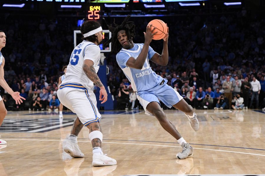 Bola Basket NCAA: CBS Sports Classic-UCLA di North Carolina