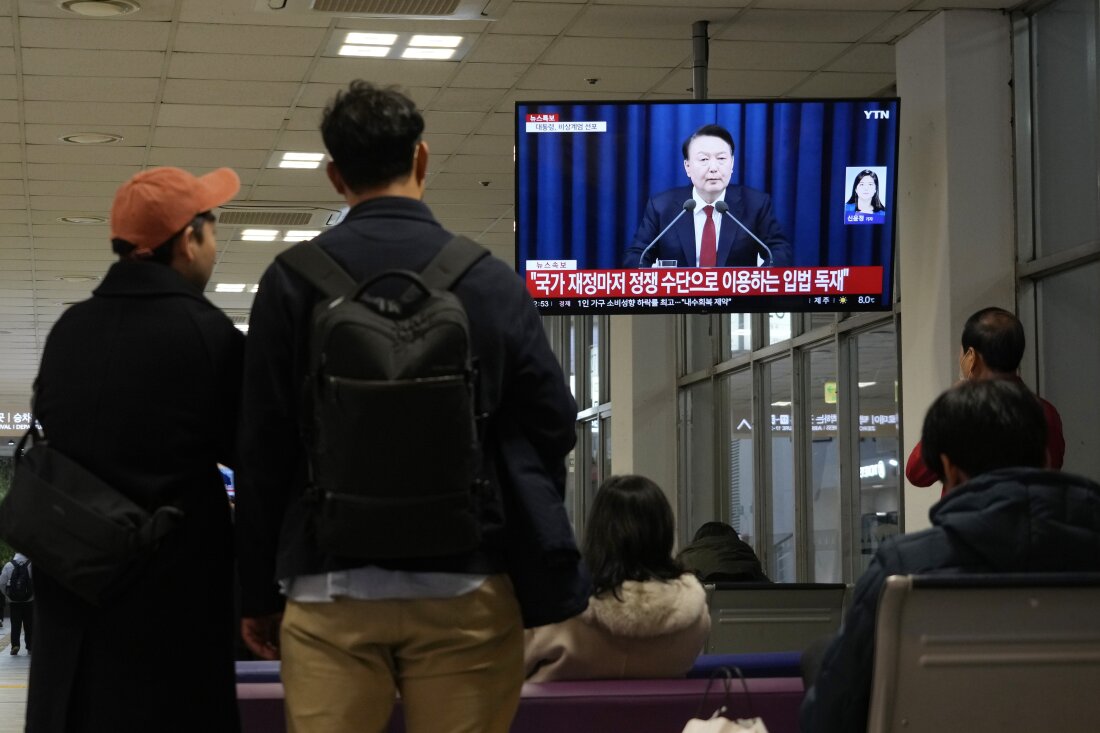 Orang-orang menonton layar TV yang menayangkan pengarahan Presiden Korea Selatan Yoon Suk-yeol di terminal bus di Seoul, Korea Selatan, Selasa, 3 Desember 2024.