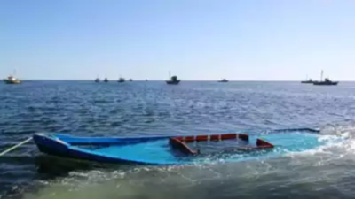 Satu orang tewas setelah sebuah kapal terbalik di sebuah pulau Yunani, menyebabkan banyak orang dikhawatirkan hilang