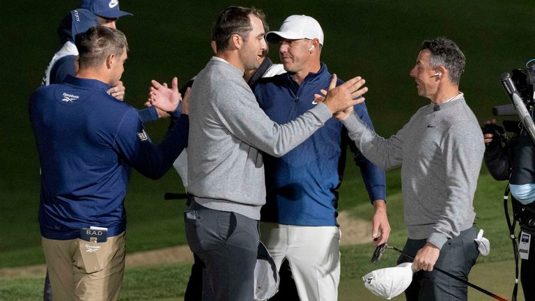 Bryson DeChambeau dan Brooks Koepka berfoto bersama pasangan pemenang Scotty Scheffler dan Rory McIlroy saat mereka saling berjabat tangan dan tos di green ke-16 selama The Showdown di Shadow Creek Golf Course di Las Vegas, Nevada (Foto: Montana Golf PritchardLIV/ )