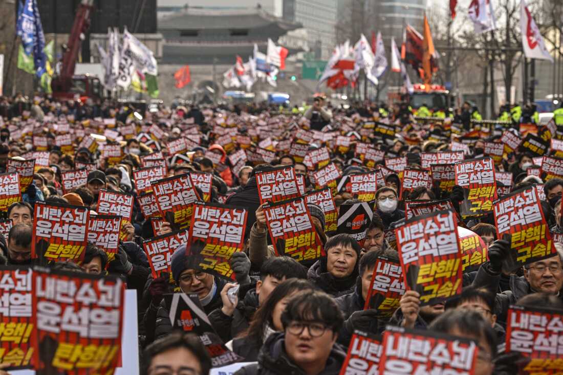 Demonstran dari kelompok buruh mengambil bagian dalam protes yang menyerukan pemecatan Presiden Korea Selatan Yoon Suk-yeol di luar Balai Kota di Seoul pada 12 Desember 2024.