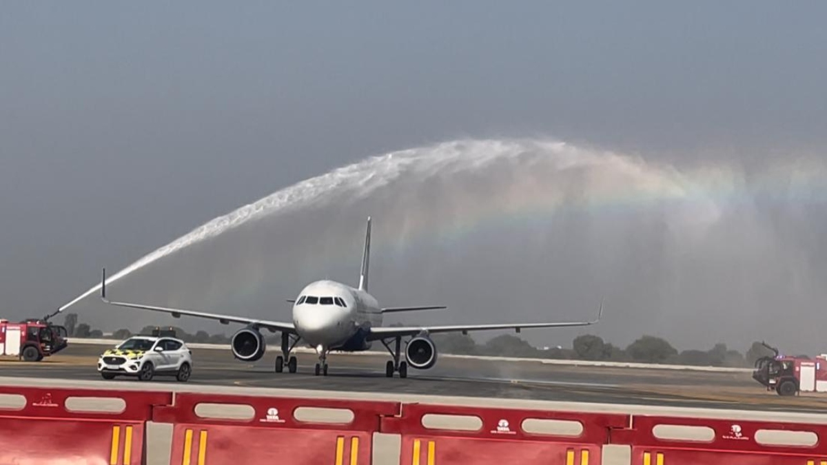 Noida: Pesawat pertama mendarat di Bandara Jewar dan diberi hormat dengan menggunakan meriam air (Video). Noida: Pesawat pertama mendarat di Bandara Jewar dan diberi hormat dengan menggunakan meriam air (Video).