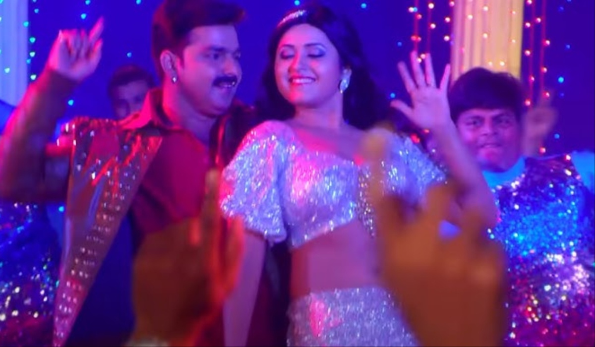 Lagu Bhojpuri dari Pawan Singh ini telah memecahkan rekor di YouTube dan para penggemar memusatkan perhatian pada chemistry mereka yang intens. Lagu Bhojpuri dari Pawan Singh ini telah memecahkan rekor di YouTube dan para penggemar memusatkan perhatian pada chemistry mereka yang intens.