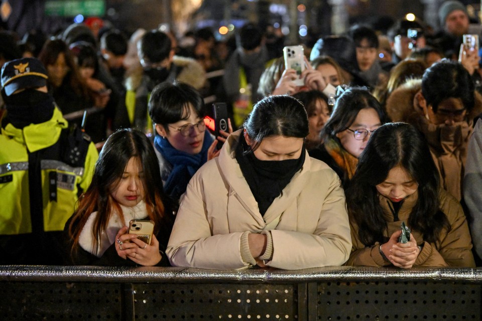Saksikan Momen Menghantui Korea Selatan Menandai Tahun Baru dengan Kerumunan yang Sunyi Setelah Bencana Pesawat dan Drama ‘Kudeta’ Saksikan Momen Menghantui Korea Selatan Menandai Tahun Baru dengan Kerumunan yang Sunyi Setelah Bencana Pesawat dan Drama ‘Kudeta’