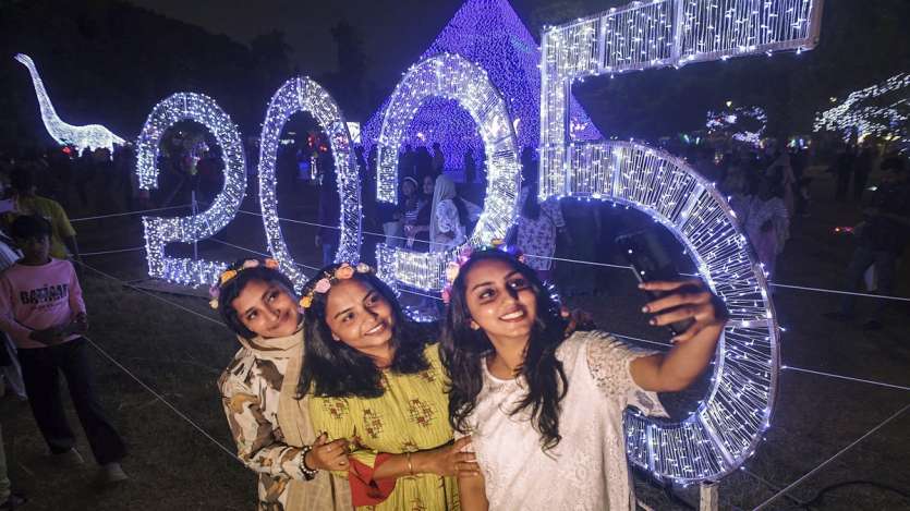 Negara ini sedang asyik merayakan Tahun Baru, lihat di gambar bagaimana tahun 2025 disambut.