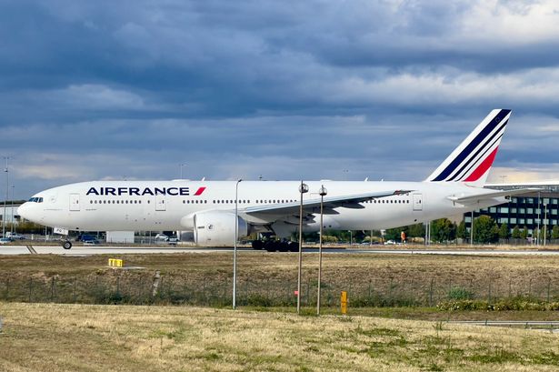 BREAKING: Penumpang meninggal dalam penerbangan Air France ke Paris saat dokter di dalam pesawat berusaha mati-matian untuk menyelamatkan mereka BREAKING: Penumpang meninggal dalam penerbangan Air France ke Paris saat dokter di dalam pesawat berusaha mati-matian untuk menyelamatkan mereka