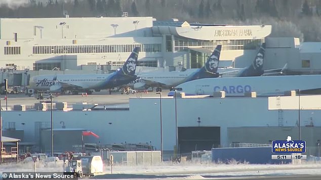 Pesawat itu kembali ke Bandara Internasional Ted Stevens di Anchorage setengah jam setelah keberangkatan