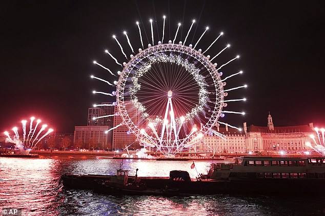 Kembang api menerangi langit di sekitar London Eye untuk merayakan Tahun Baru di London