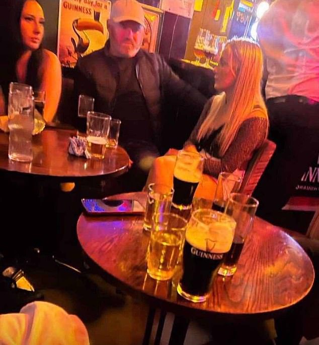 Rooney terlihat duduk bersama sekelompok wanita di sebuah pub saat keluar malam