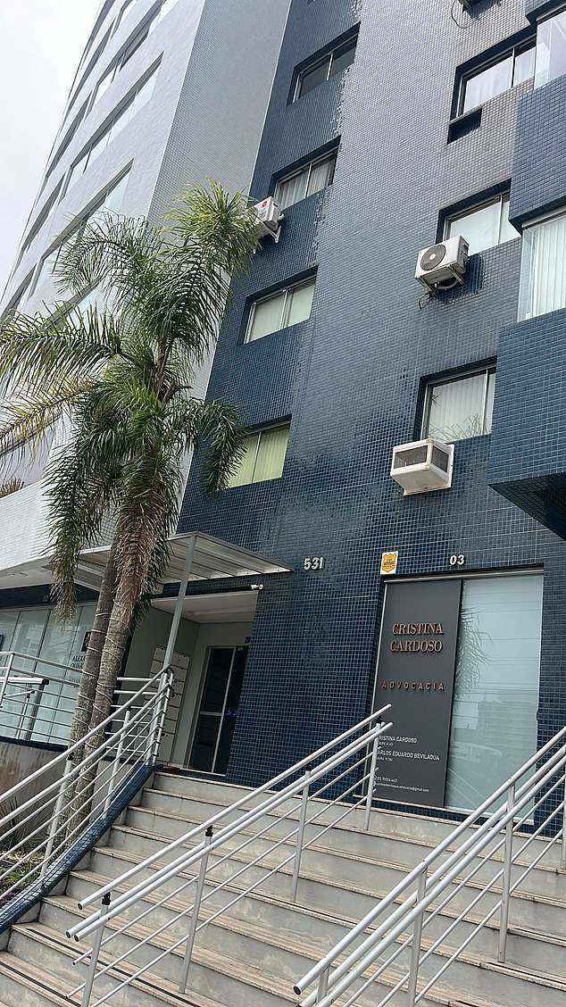 Ini adalah blok apartemen tempat keluarga tersebut mengadakan acara dan makan kue Natal