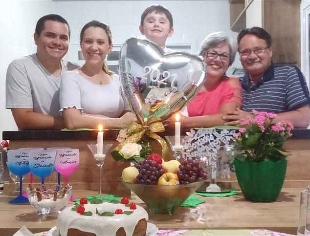 Sebuah gambar yang ditemukan di media sosial Zeli melalui MailOnline menunjukkan dia pada tahun 2021 dengan kue buah yang dilapisi lapisan gula putih di atasnya dengan ceri panggang dan ditemani oleh suaminya Paolo (kanan, di samping istrinya) dan kerabat lainnya.