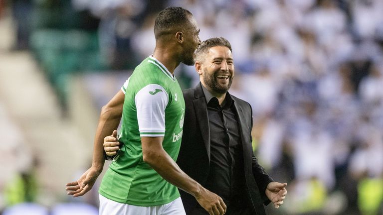 EDINBURGH, SCOTLAND - 10 AGUSTUS: Manajer Hibernian Lee Johnson bersama Jordan Obita secara penuh waktu selama pertandingan Babak Kualifikasi Ketiga Liga Konferensi UEFA antara Hibernian dan FC Lucerne di Easter Road pada 10 Agustus 2023 di Edinburgh, Skotlandia. (Foto oleh Paul Devlin / Grup SNS)