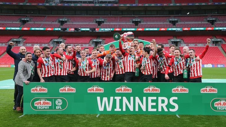LONDON, INGGRIS - 14 MARET: Para pemain Sunderland merayakan kemenangan dalam pertandingan Final Papa John's Trophy antara Sunderland dan Tranmere Rovers di Stadion Wembley pada 14 Maret 2021 di London, Inggris. Stadion olahraga di seluruh Inggris tetap berada dalam pembatasan ketat akibat pandemi virus corona karena undang-undang jarak sosial pemerintah melarang penonton berada di dalam venue sehingga pertandingan dimainkan secara tertutup (Foto: Ian Horrocks/Sunderland AFC via Getty Images)