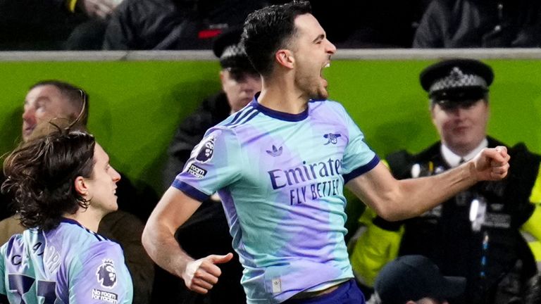 Mikel Merino dari Arsenal merayakan gol kedua The Gunners ke gawang Brentford
