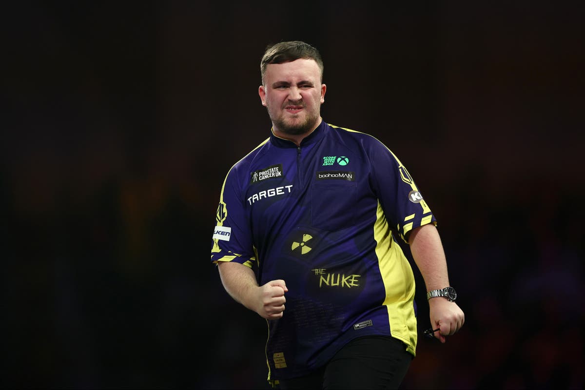 Luke Littler melewati Nathan Aspinall untuk mempersiapkan pertandingan semifinal Kejuaraan Dunia dengan Stephen Bunting