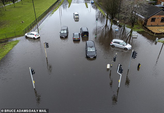 Mobil terjebak di Shaftesbury Avenue di Timperley, Manchester pagi ini