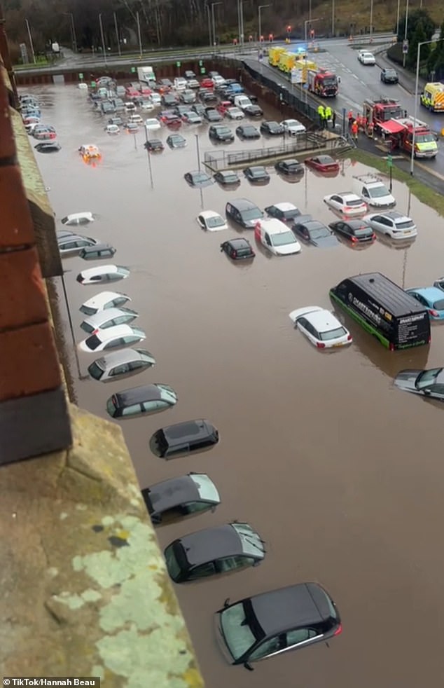 Gambar: Mobil terendam banjir Polisi Greater Manchester telah mengumumkan insiden besar menyusul banjir besar pada Malam Tahun Baru di Hari Tahun Baru
