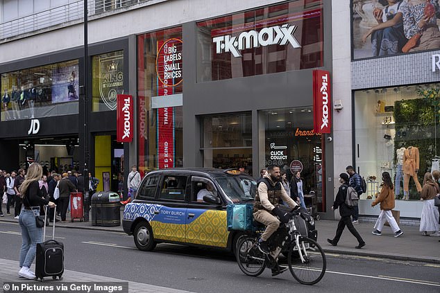 Dalam laporan suram yang menimbulkan keraguan baru mengenai pengelolaan tenaga kerja dalam perekonomian, pakar industri memperkirakan 17.350 gerai akan ditutup pada tahun 2025 - Image Oxford Street, London