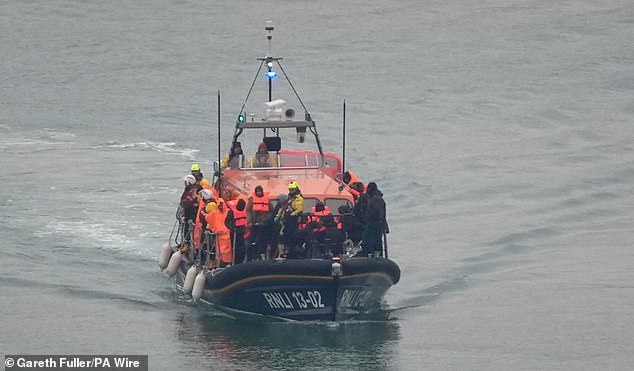 Sekelompok orang yang diyakini sebagai migran dibawa ke Dover di Kent dengan sekoci RNLI Dungeness.