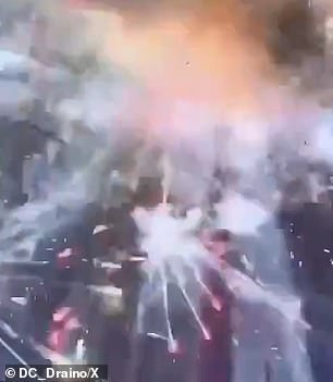 Puing-puing berserakan di trotoar dan nyala api serta percikan api seperti kembang api terlihat menyulut awan hitam yang keluar dari kendaraan.