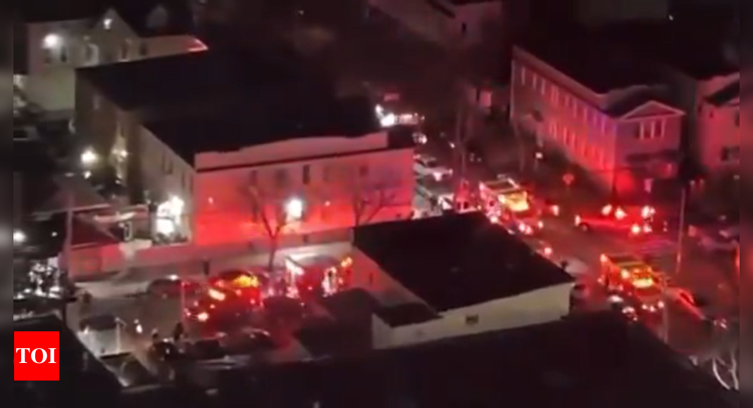 Penembakan massal di New York: Setidaknya 11 orang ditembak di klub malam Queens Penembakan massal di New York: Setidaknya 11 orang ditembak di klub malam Queens