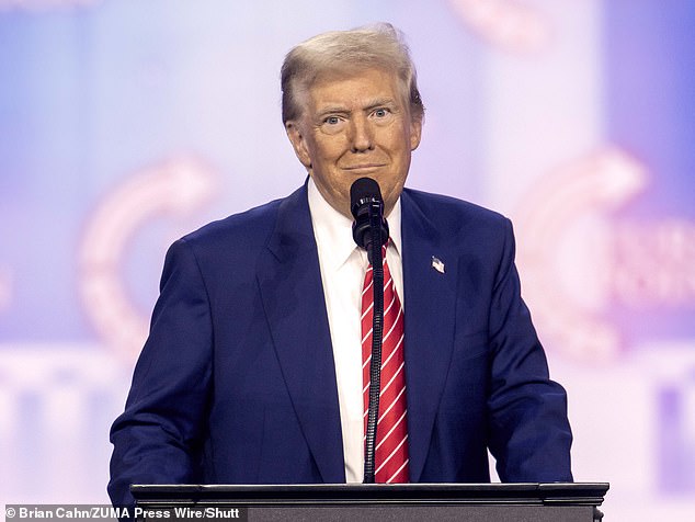 Terlepas dari perbedaan pendapat publik dengan kedua eksekutif tersebut, Roberts tidak menyebut nama Trump, Presiden Joe Biden, atau anggota parlemen lainnya dalam laporannya.
