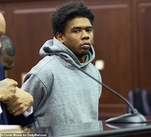 Tersangka penyerangnya, Kamel Hawkins, 23 tahun, tampak tenang saat dia didakwa di Pengadilan Kriminal Manhattan pada Hari Tahun Baru atas tuduhan percobaan pembunuhan dan penyerangan tingkat dua.