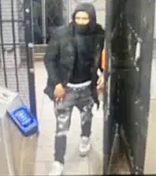 Hawkins, yang ditahan tanpa jaminan, gagal mengajukan pembelaan selama dakwaannya pada hari Rabu, namun dijadwalkan untuk mengajukan pembelaan di Mahkamah Agung di kemudian hari.