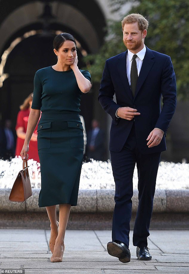 Pangeran Harry dan istrinya Meghan, Duke dan Duchess of Sussex, pada tahun 2018, sebelum mereka meninggalkan Inggris dan keluarga kerajaan menuju California