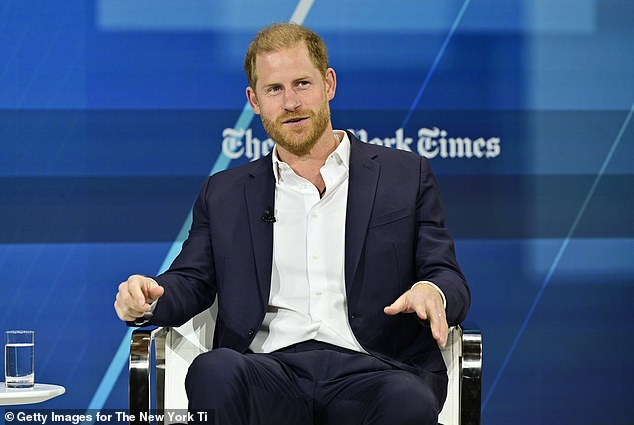 Duke of Sussex menertawakan rumor perpisahannya dan Meghan saat berada di atas panggung di New York Times Dealbook Summit 2024 di New York pada 4 Desember.