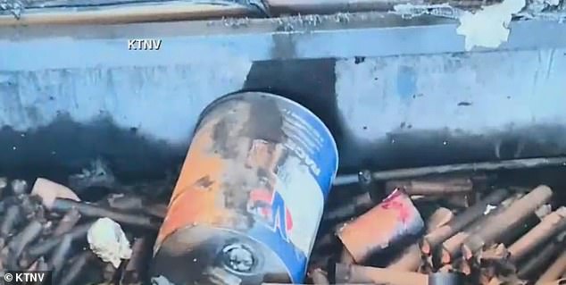 Kembang api, tangki bensin, dan bahan bakar berkemah terletak di tempat tidur mobil dan dapat dihubungkan ke sistem ledakan yang dikendalikan oleh pengemudi.