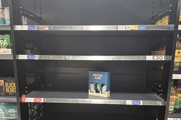 Pembeli meninggalkan Tesco dan supermarket lain setelah beberapa pub tutup di tengah ledakan pembelian.