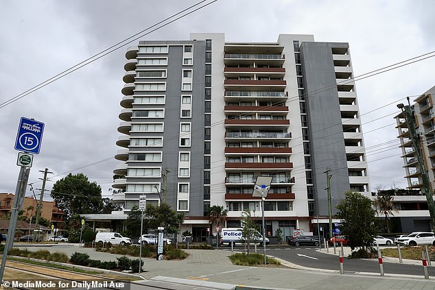 Menara apartemen di River Road, Parramatta, hanya berjarak beberapa meter dari stasiun kereta ringan