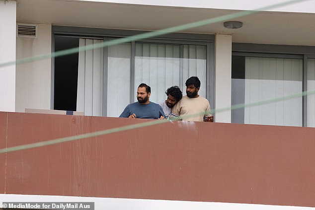 Warga terbangun pada hari Kamis dan menemukan menara apartemen mereka dikelilingi oleh polisi