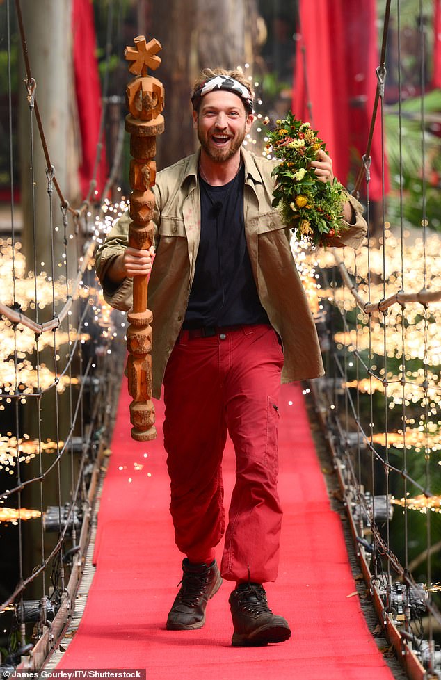 Zara tidak bisa keluar untuk menyambut Sam di jembatan setelah memenangkan I'm A Celebrity pada tahun 2023 saat dia berkompetisi di Strictly Come Dancing pada saat itu.