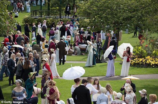 Kawanan penggemar Jane Austen berbaris melalui pusat kota Bath dalam parade kostum tahun lalu