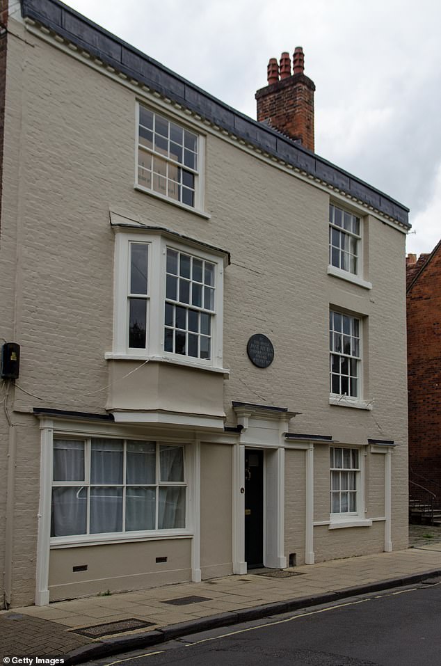Rumahnya di No. 8 College Street, Winchester (foto) membuka pintunya untuk umum untuk pertama kalinya