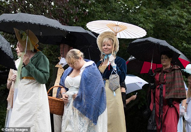 Banyak acara berbicara dengan presenter sejarah TV Lucy Worsley tentang Austen dan rumahnya di Bath Forum pada 27 Mei