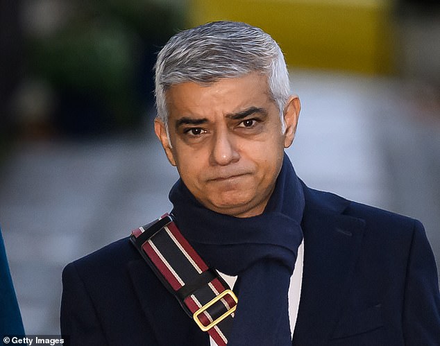 Sir Khan membalas kritik terhadap gelar ksatrianya dan mengatakan dia 'benar-benar merasa rendah hati' dengan penghargaan tersebut.