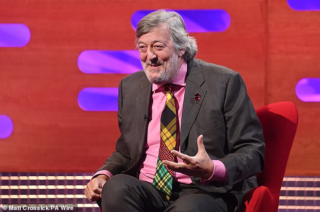 Stephen Fry dinobatkan sebagai Sarjana Ksatria dalam Daftar Kehormatan Tahun Baru atas layanannya terhadap kesadaran kesehatan mental, lingkungan, dan amal.