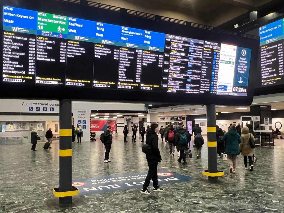 Bos serikat pekerja mengklaim para eksekutif Avanti West Coast memperoleh £600 sehari dengan bekerja sebagai manajer kereta api