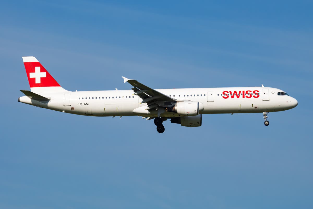 Seorang pramugari Swiss meninggal seminggu setelah pendaratan darurat karena menghirup asap Seorang pramugari Swiss meninggal seminggu setelah pendaratan darurat karena menghirup asap
