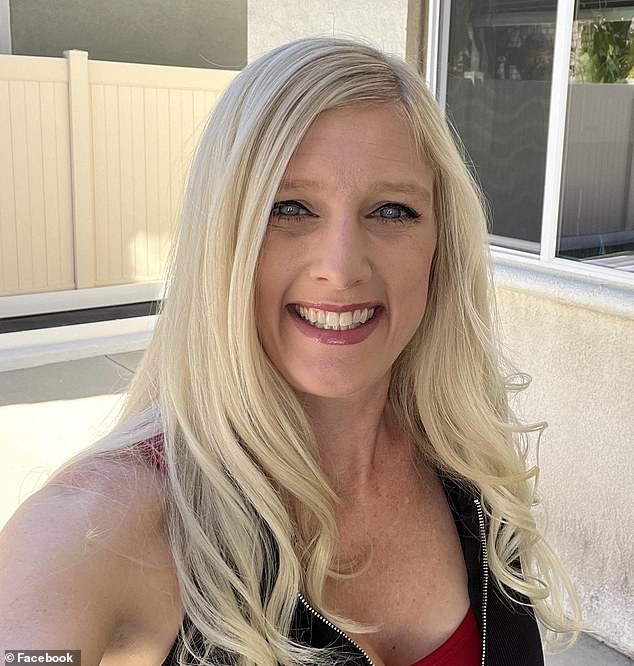 Mantan pengurus rumah tangga penduduk Temecula, Erin Quinn, menyamar sebagai seorang wanita tua yang ingin menyumbangkan setumpuk mainan untuk acara liburan setempat.