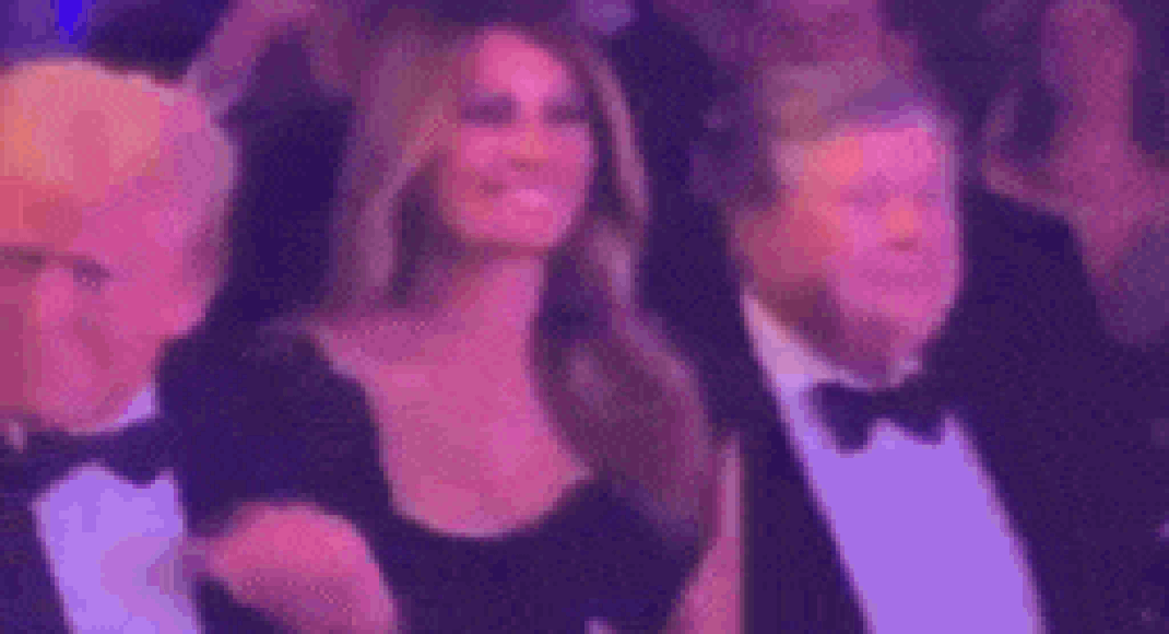 PERHATIKAN: Video Trump dan Melania menari mengikuti lagu ‘YMCA’ di pesta Tahun Baru menjadi viral PERHATIKAN: Video Trump dan Melania menari mengikuti lagu ‘YMCA’ di pesta Tahun Baru menjadi viral