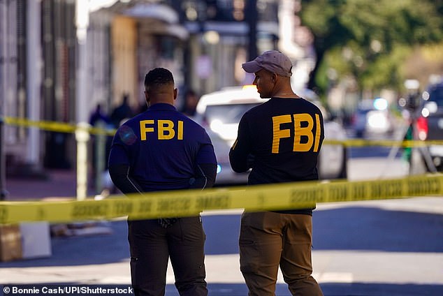 Agen FBI di lokasi serangan pada pagi hari Tahun Baru terhadap orang-orang yang bersuka ria dan pekerja larut malam di Bourbon Street, sebuah distrik pesta populer di New Orleans.