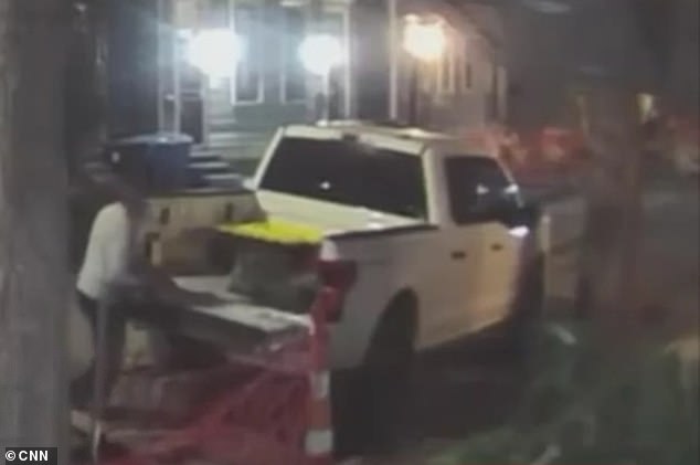 Rekaman tersebut menunjukkan Jabbar mengangkat kotak dari baki pikap dan membawanya dari tempat parkir di tepi jalan.